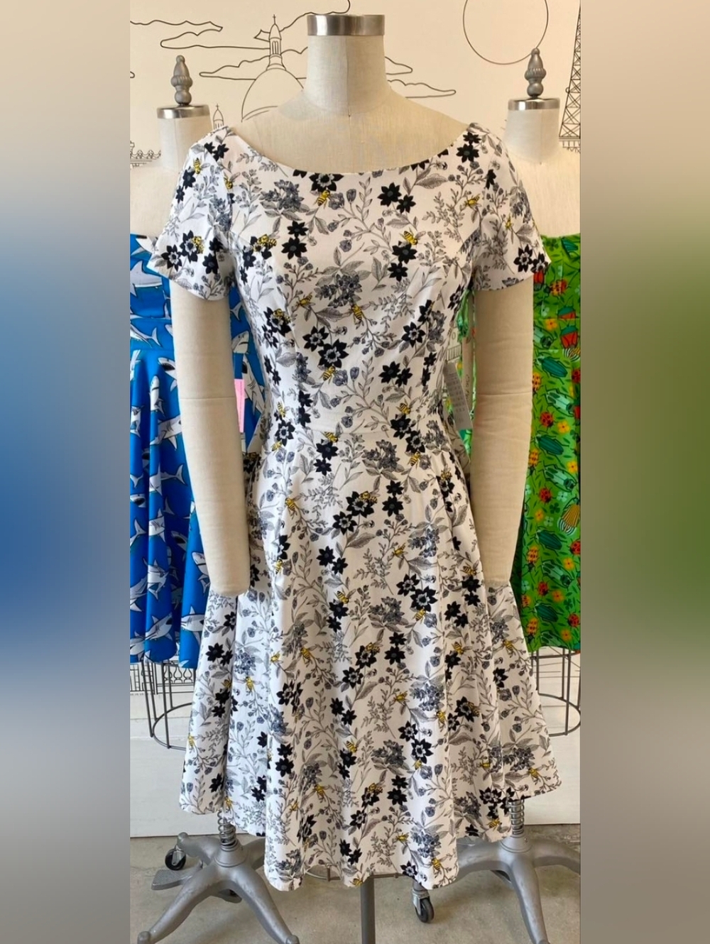Eva Rose White Bee Motif Dress - Size XXL